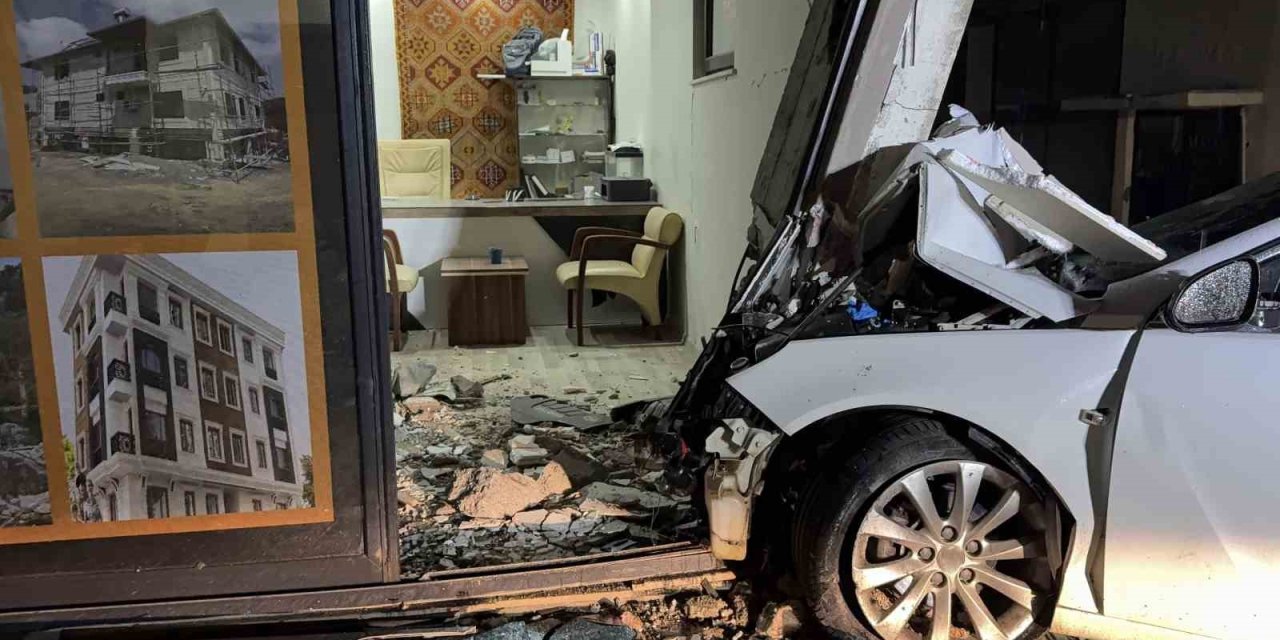 Gazipaşa’da Otomobil İş Yerine Girdi: 3 Yaralı