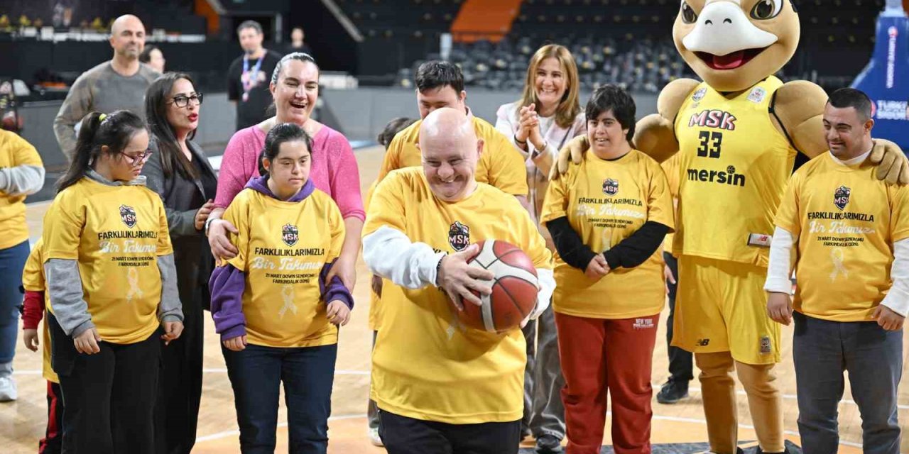 Down Sendromlu Çocuklar Mersin Spor Kulübü İle Aynı Sahada Buluştu