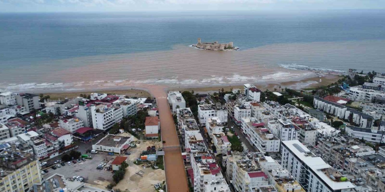 Akdeniz’e Akan Sel Suları Kızkalesi Çevresini Kahverengiye Bürüdü