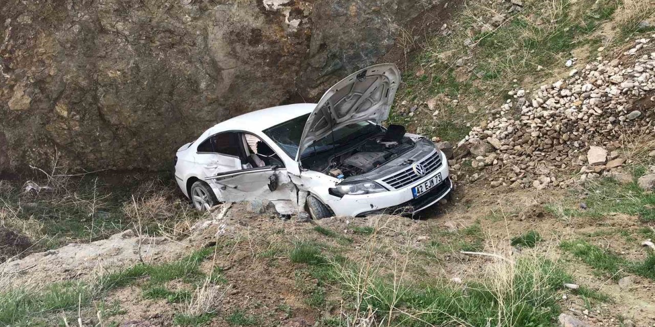 Otomobil Park Halindeki Araca Çarptıktan Sonra Şarampole Uçtu: 2 Yaralı