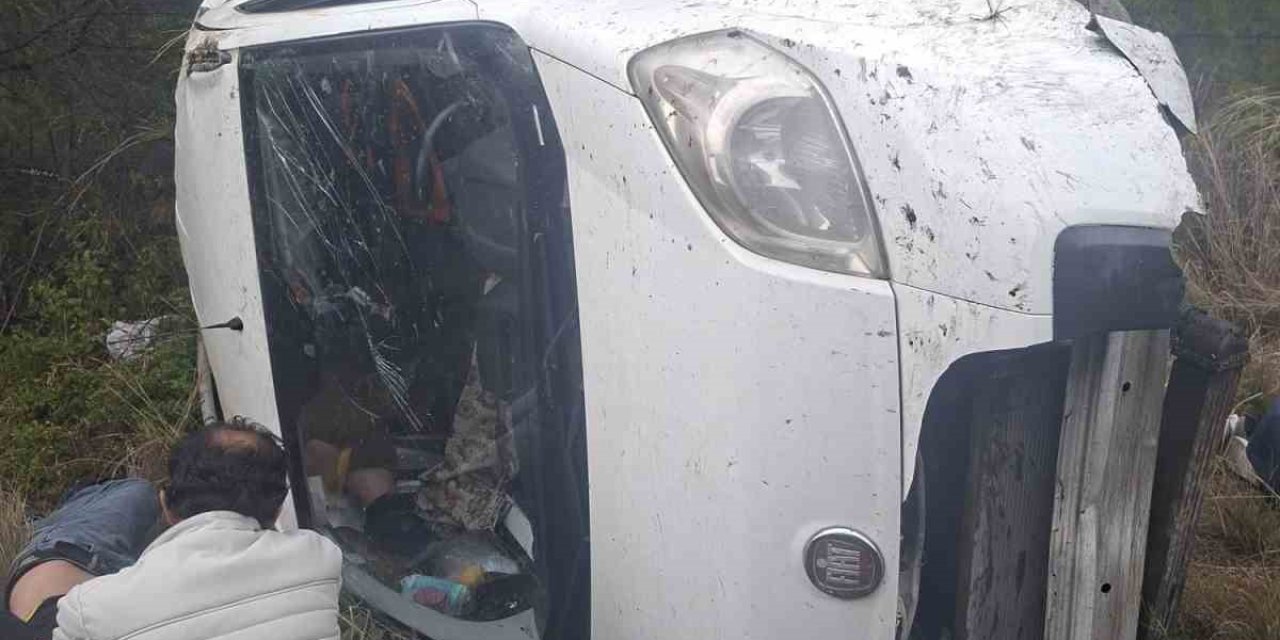 Akseki-manavgat Karayolunda Hafif Ticari Araç Şarampole Devrildi: 1’i Ağır 6 Yaralı