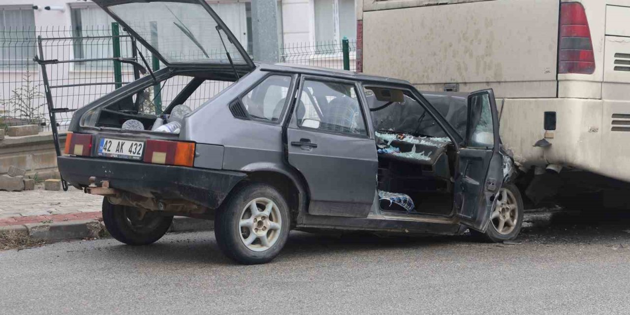 Otomobil Park Halindeki Otobüse Çarptı: 1 Yaralı