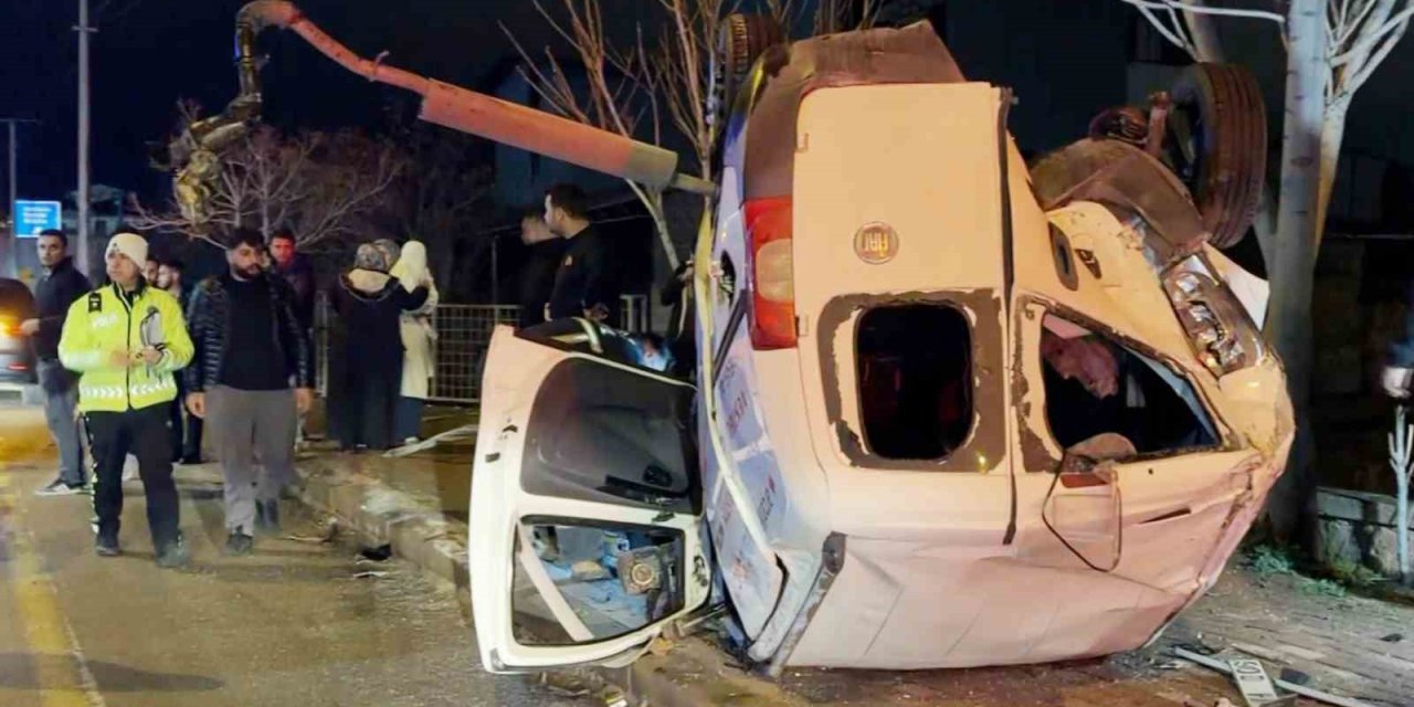 Aksaray’da Hafif Ticari Araç Takla Attı: 2 Ağır Yaralı