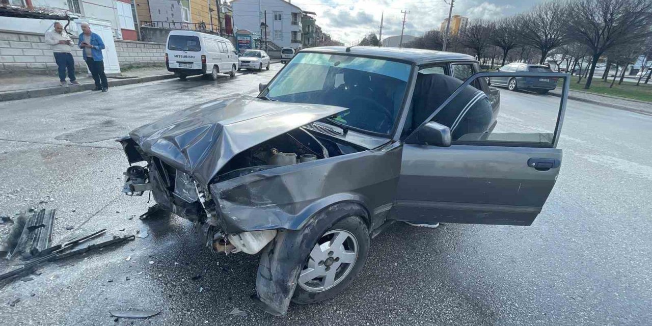 Karaman’da Güvenlik Kamerasına Yansıyan Kazada 2 Kişi Yaralandı