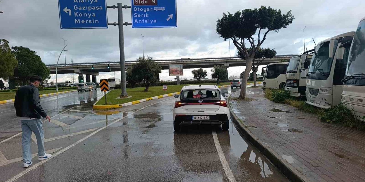 Antalya’da Otomobille Motosiklet Çarpıştı: 2 Yaralı