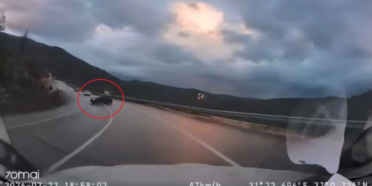 Kayganlaşan Yolda Kontrolden Çıktı, Faciadan Dönülen O Anlar Araç Kamerasına Yansıdı