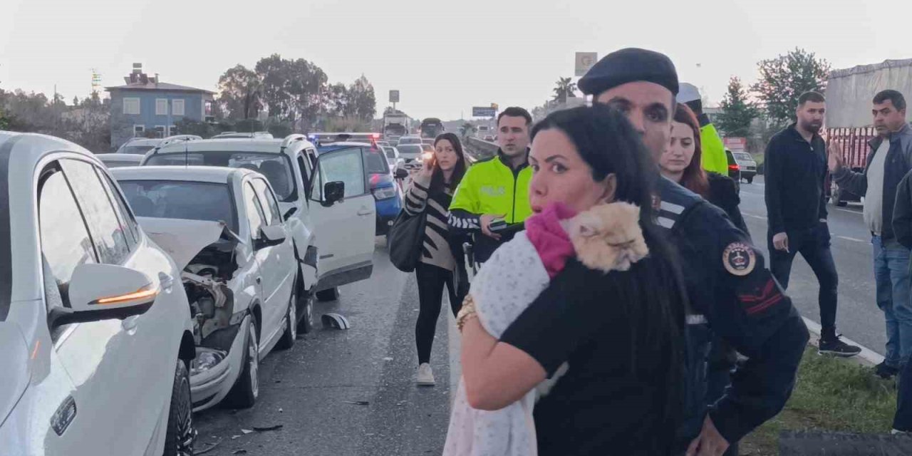 Kırmızı Işıkta Bekleyen Araçlara Çarpıp Olay Yerinden Ayrıldı: 4 Yaralı