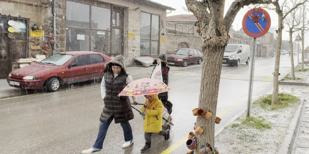 Aksaray’ın Güzelyurt İlçesinde Şiddetli Yağış Etkili Oluyor