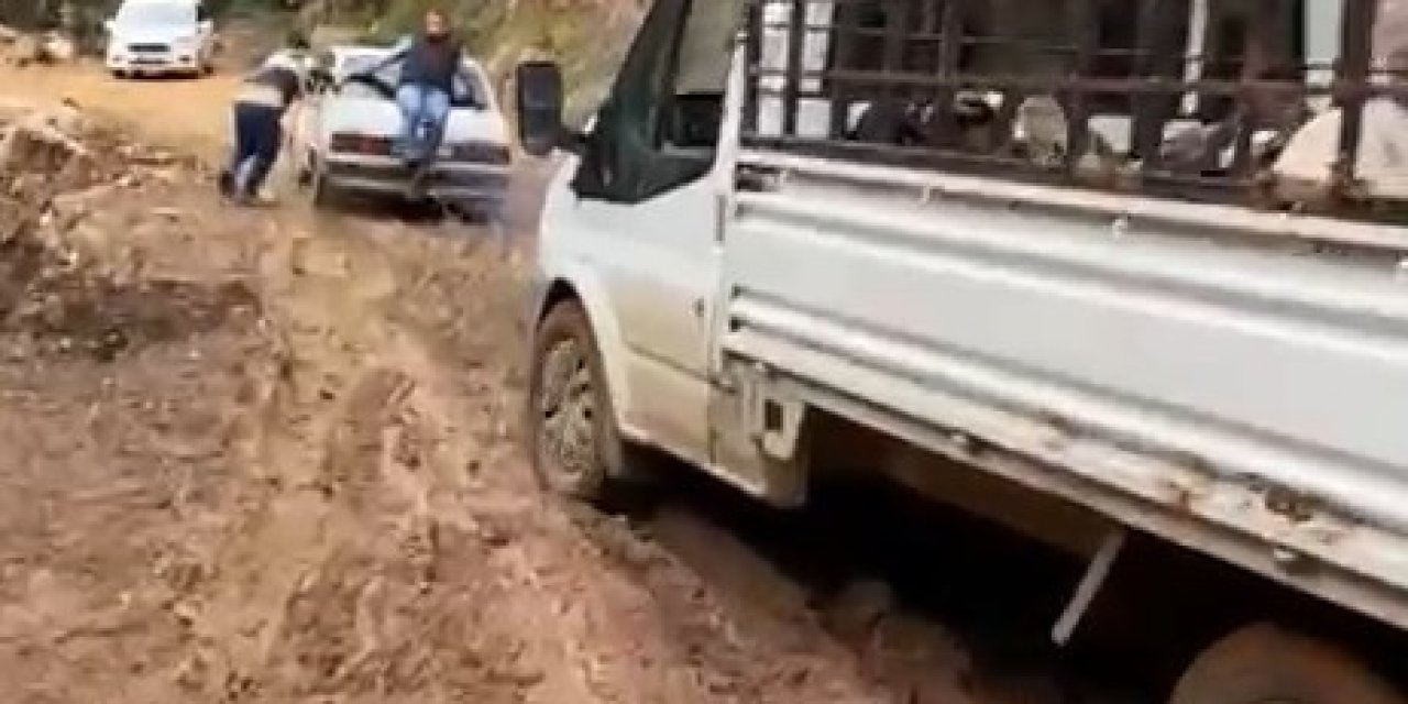 Heyelan Sonrası Yol Çamura Bulandı, Offroad Yarışlarını Aratmayan Görüntüler Ortaya Çıktı