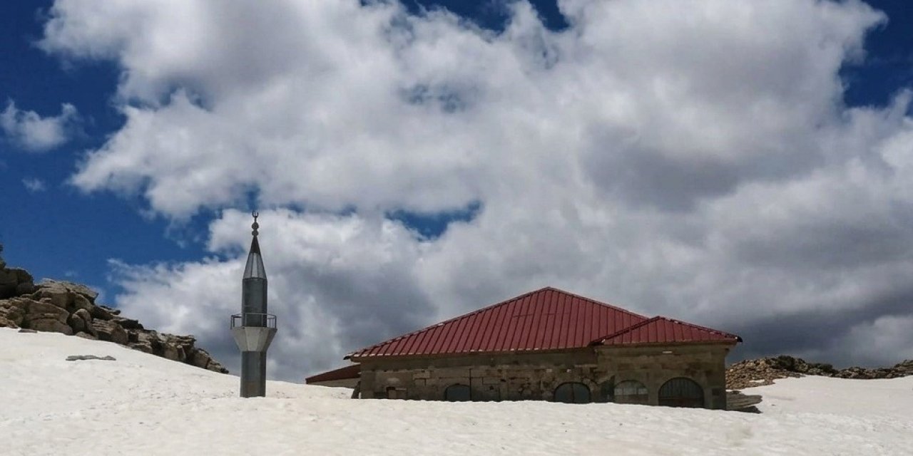 Toroslar’ın Zirvesinde 741 Yıllık Cami Kar Altında Kaldı