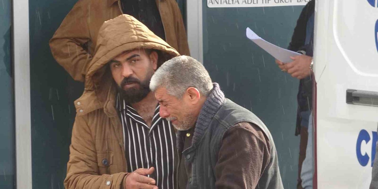 Babanın En Ağır Yükü: Kızı Ve 5 Torununun Cenazesini Gözyaşlarıyla Teslim Aldı