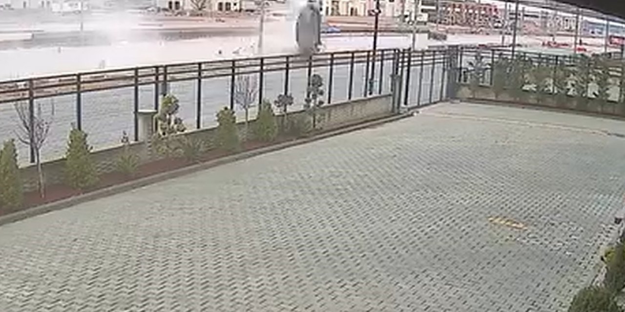 Hızla Su Birikintisine Giren Otomobil Takla Attı