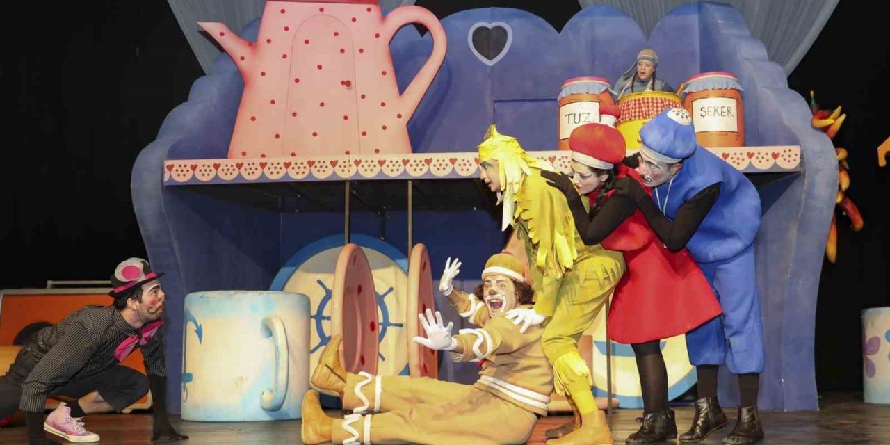 Mersin’de ‘bisküvi Adam’ Oyunu Miniklerle Buluştu