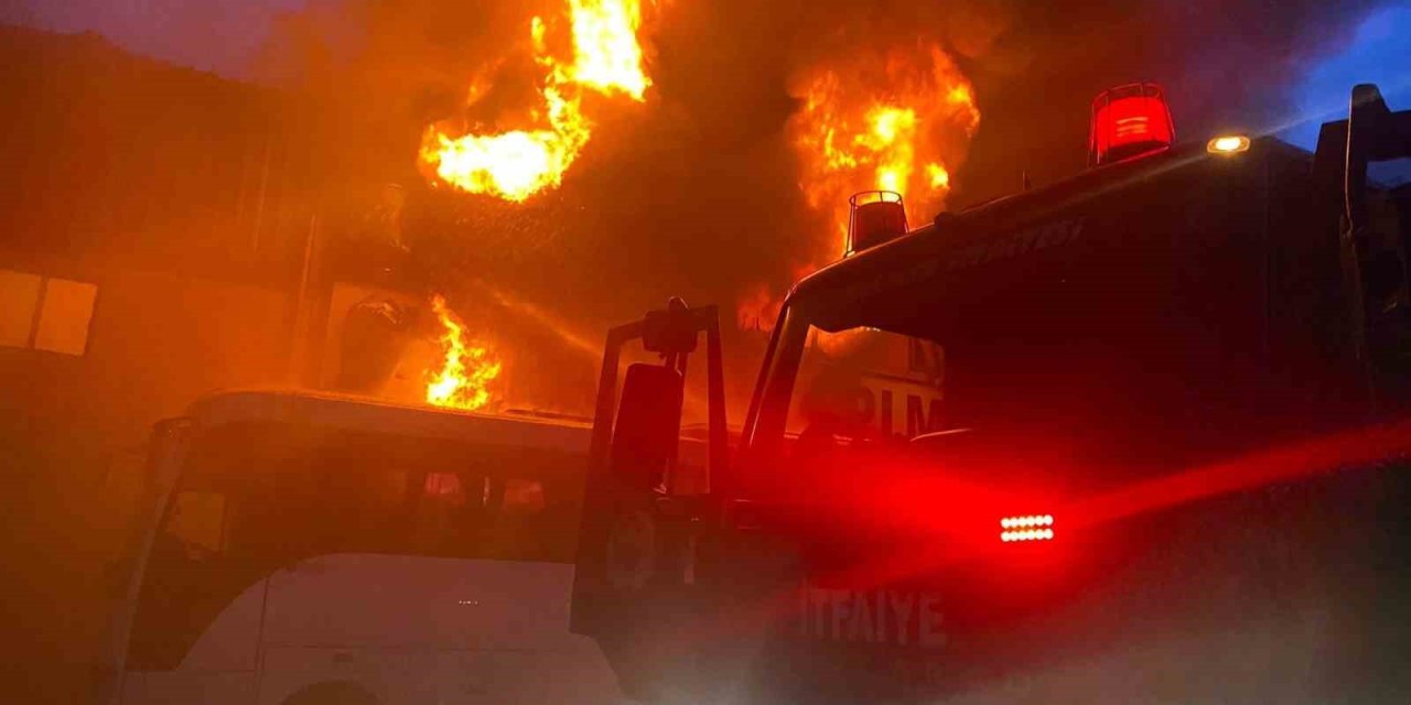 Antalya’da İnşaat Malzemeleri Deposunda Yangın