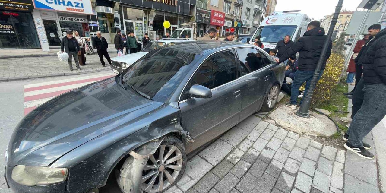 Otomobil Refüjdeki Dubalara Çarptı: 1 Yaralı