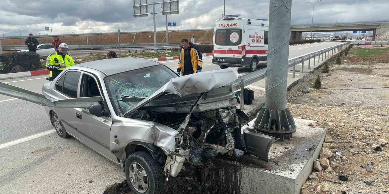 Otomobil Demir Bariyere Ok Gibi Saplandı: Karı Koca Ölümden Döndü