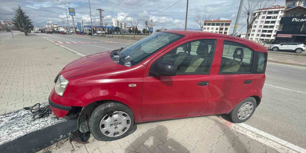 Otomobil Refüje Çıktı, Sürücü Kazayı Yara Almadan Atlattı