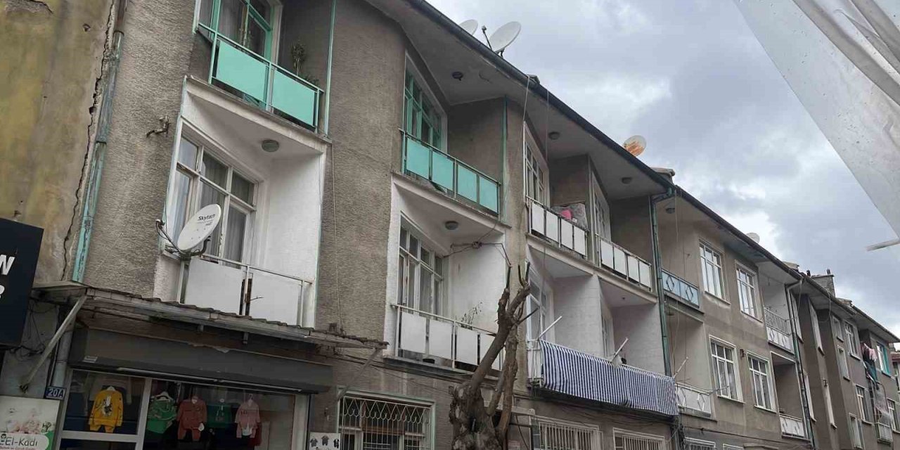 Babasını Boğup Öldürdükten Sonra Cenazesiyle 1 Gün Beklemiş