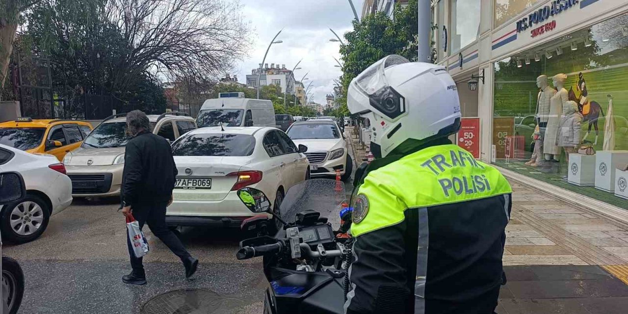 Ceza Yazılacağını Bile Bile Yasaklı Alanlara Park Ediyorlar