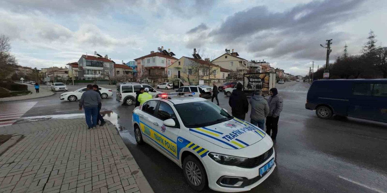 Otomobille Hafif Ticari Araç Çarpıştı: 1 Yaralı