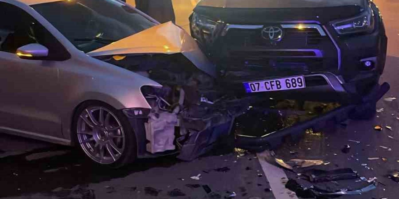 Gazipaşa’da Kavşakta Otomobille Kamyonet Çarpıştı: 1’i Ağır 5 Yaralı