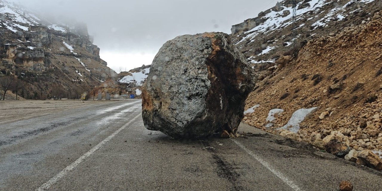 Karaman’da Yola Dev Kaya Düştü