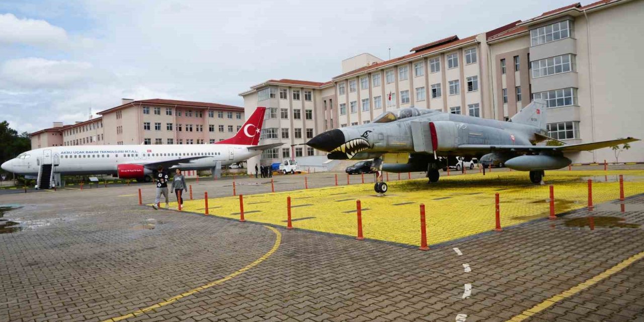 Bahçesinde Boeing 737 Eğitim Uçağı Ve F-4 Phantom İle Geleceğin Havacılarını Yetiştiren Lise