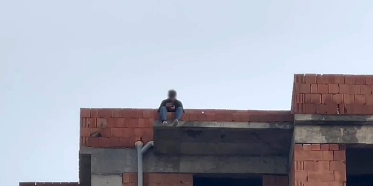 Tartıştığı Eşi Telefonlara Bakmıyor Diye Çatıya Çıktı