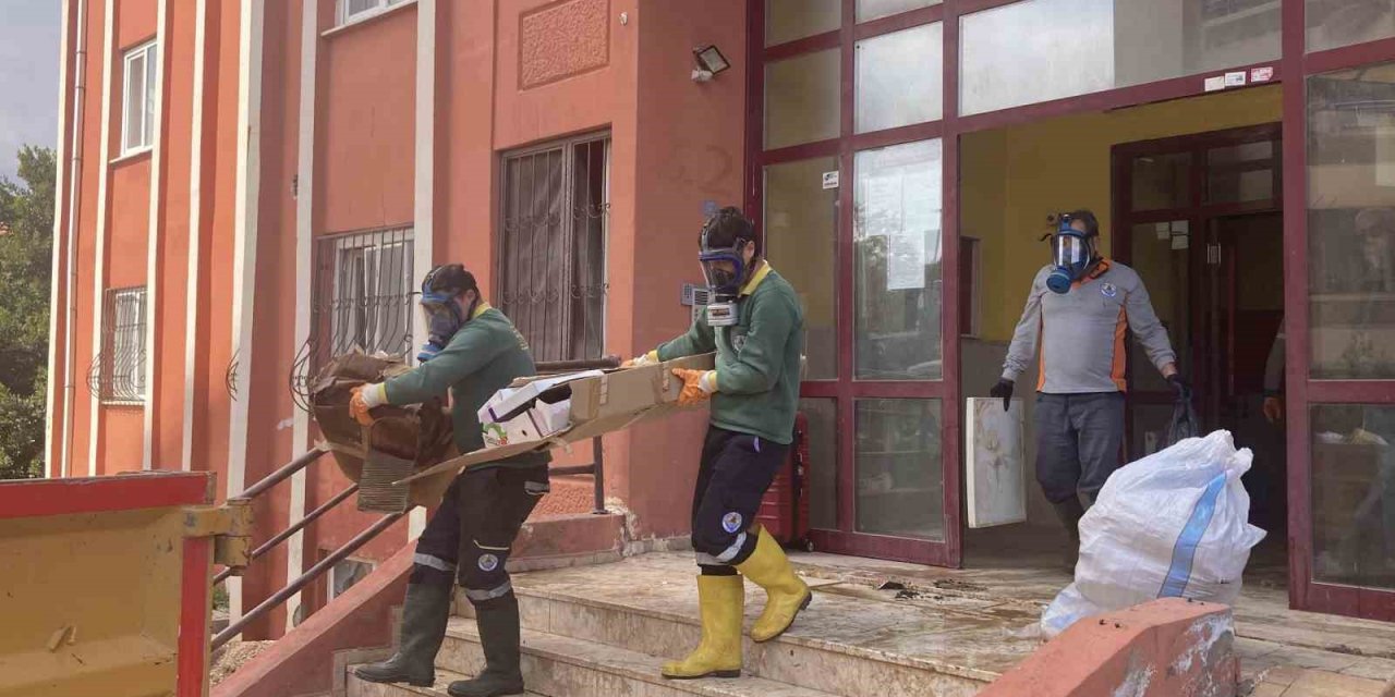 Ekipler Gaz Maskesiyle Girdi İki Günde Temizledi: Evden 7 Kamyonet Çöp Çıktı