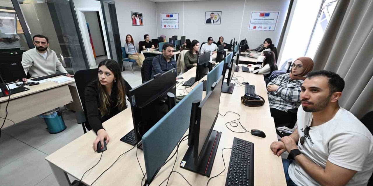 Mersin’de Gençlere Yapay Zeka Ve Veri Analizi Eğitimi