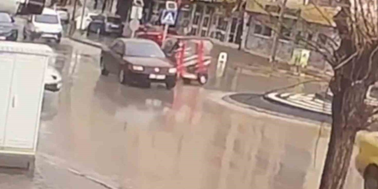 Otomobille Çarpışan Üç Tekerlekli Elektrikli Bisiklet Devrildi: 1 Yaralı