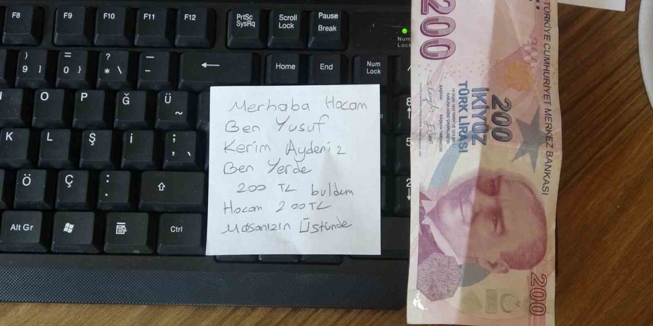 Okul Koridorunda Para Buldu, Aklına İlk Gelen Hadisle Öğretmenler Odasının Yolunu Tuttu