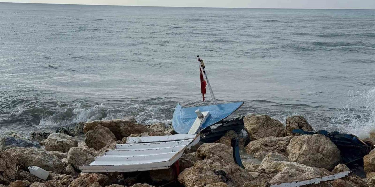 Kıyıya Yanaşmak İstedikleri Tekne Kayalıklara Çarpıp Paramparça Oldu