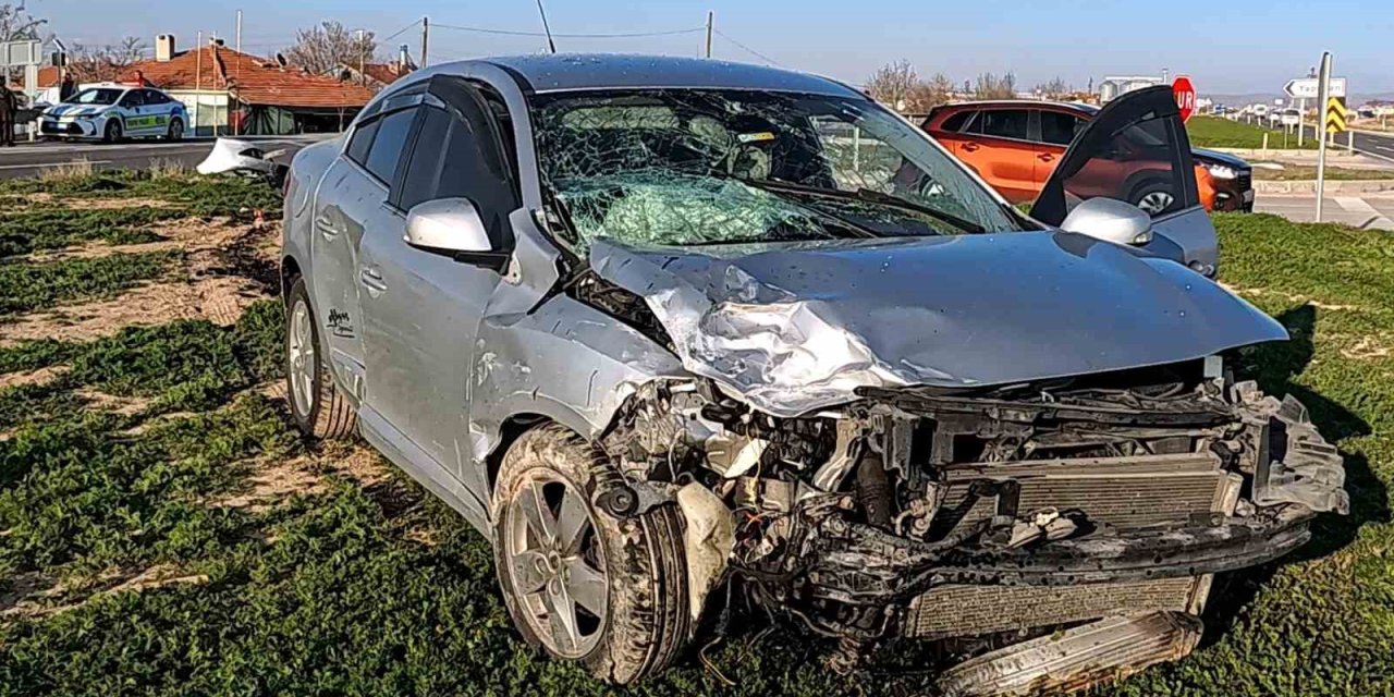 Aksaray’da Otomobil Tali Yoldan Çıkan Araçla Çarpıştı: 2 Yaralı