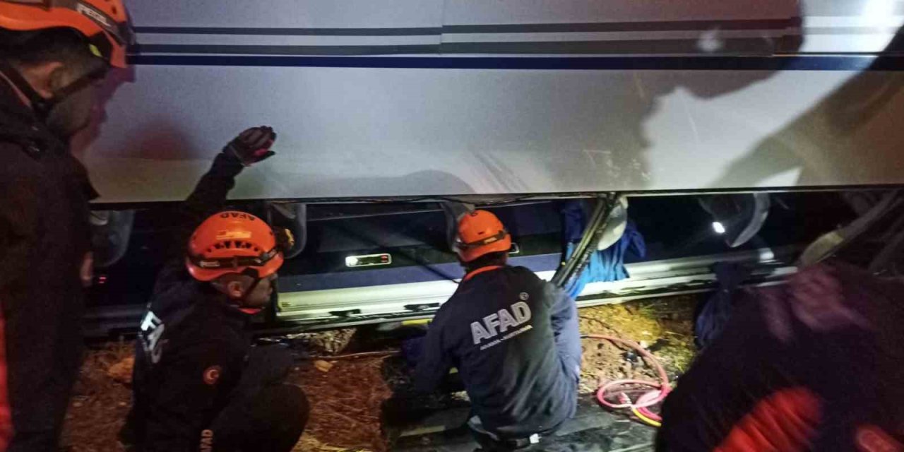 Ceza İnfaz Kurumuna Ait Servis Aracı Devrildi: 16 Yaralı