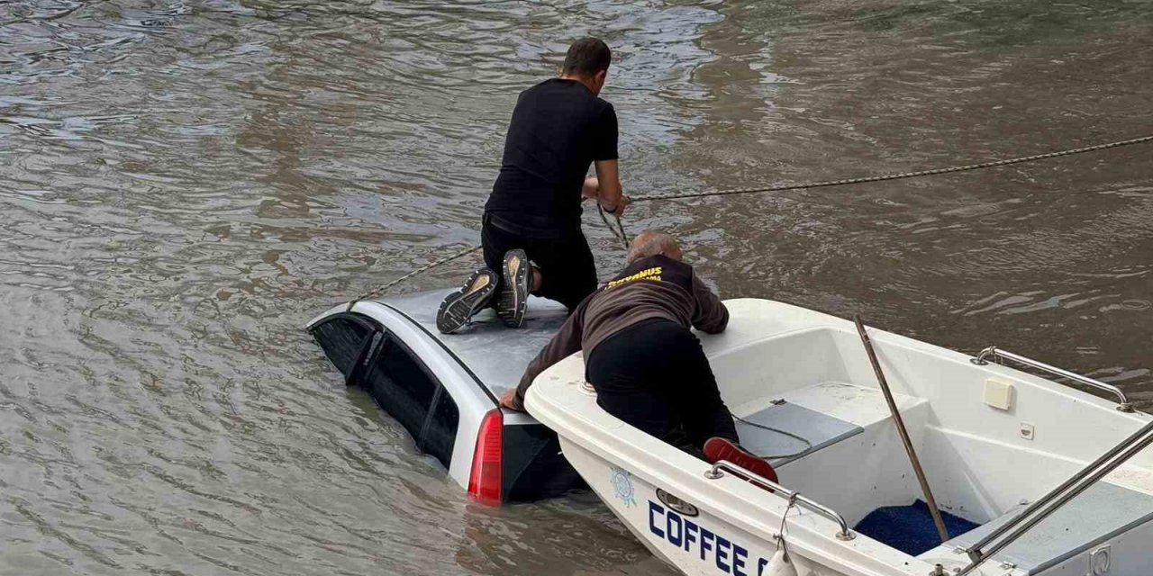 Antalya’da Kontrolden Çıkan Otomobil Irmağa Uçtu