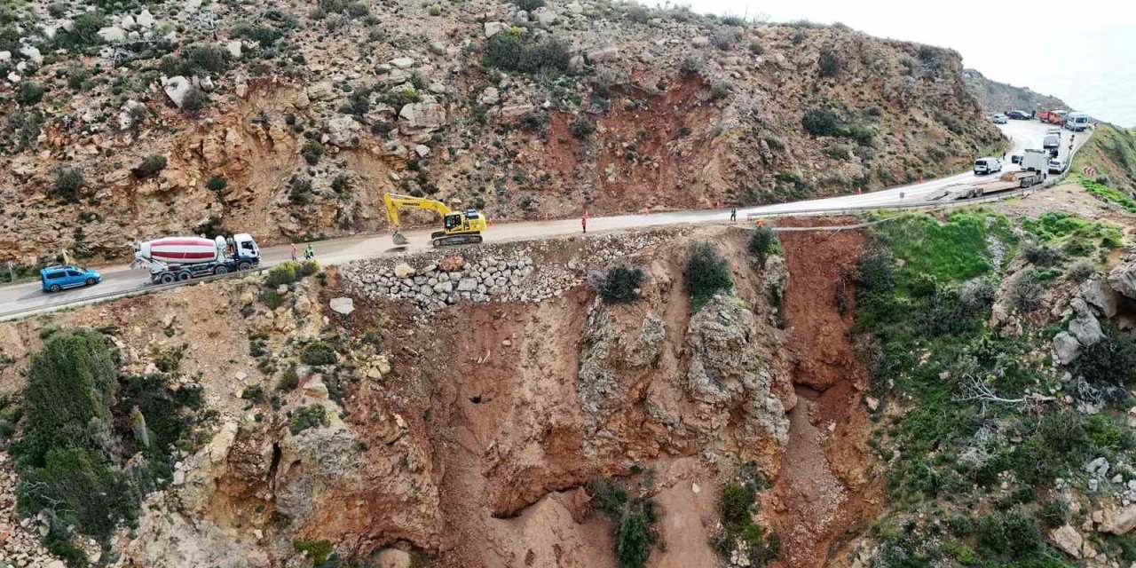 Mersin’de Çöken Yolda Çalışmalar Sürüyor: Mersin-antalya Yolunda Trafik Kontrollü Sağlanıyor
