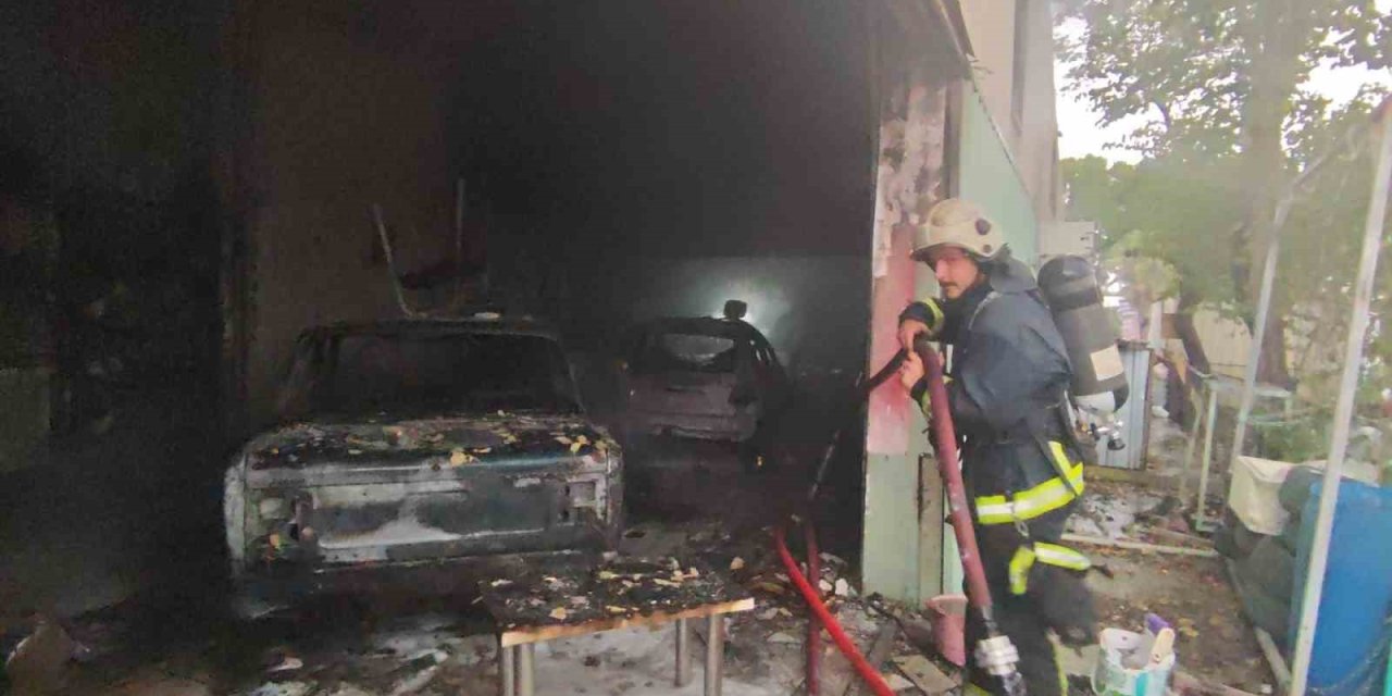 Antalya’da Oto Boyama Atölyesindeki Yangında İki İş Yeri Zarar Gördü