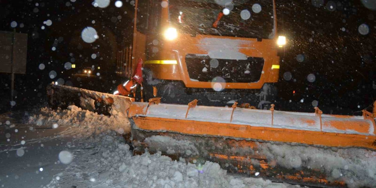 Alacabel’de Yağmur Kara Döndü, Kar Kalınlığı 5 Santime Ulaştı