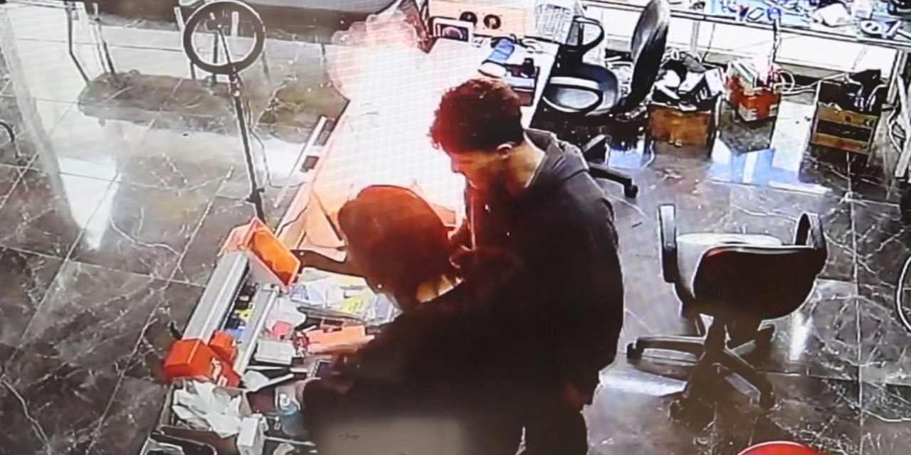 Cep Telefonu Bomba Gibi Patlayıp Alev Aldı: O Anlar Kamerada