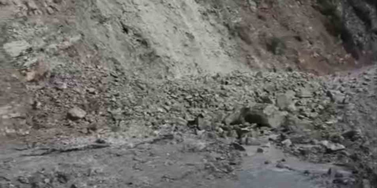 Heyelan Köy Yolunu Ulaşıma Kapattı