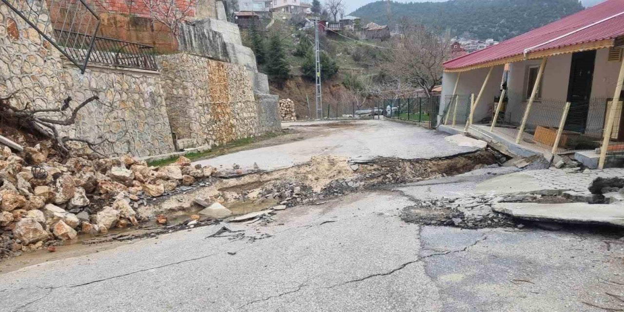 Mersin’de Heyelan: Yol Yarıldı, Evler Zarar Gördü