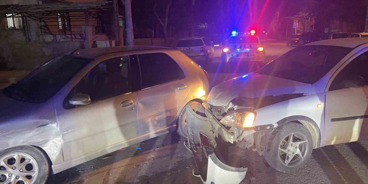 Karaman’da İki Otomobilin Çarpışması Kameraya Yansıdı: 1 Yaralı