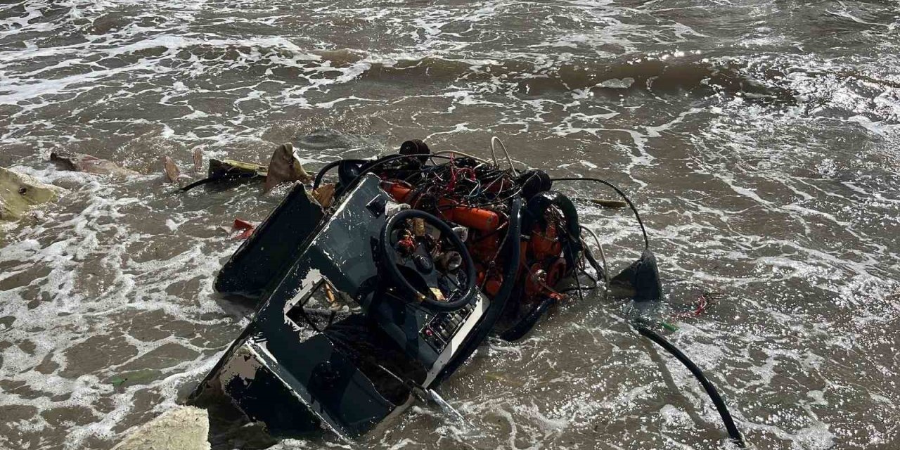 Alanya’da Balıkçı Teknesi Alabora Oldu: 2 Kişi Yüzerek Kurtuldu