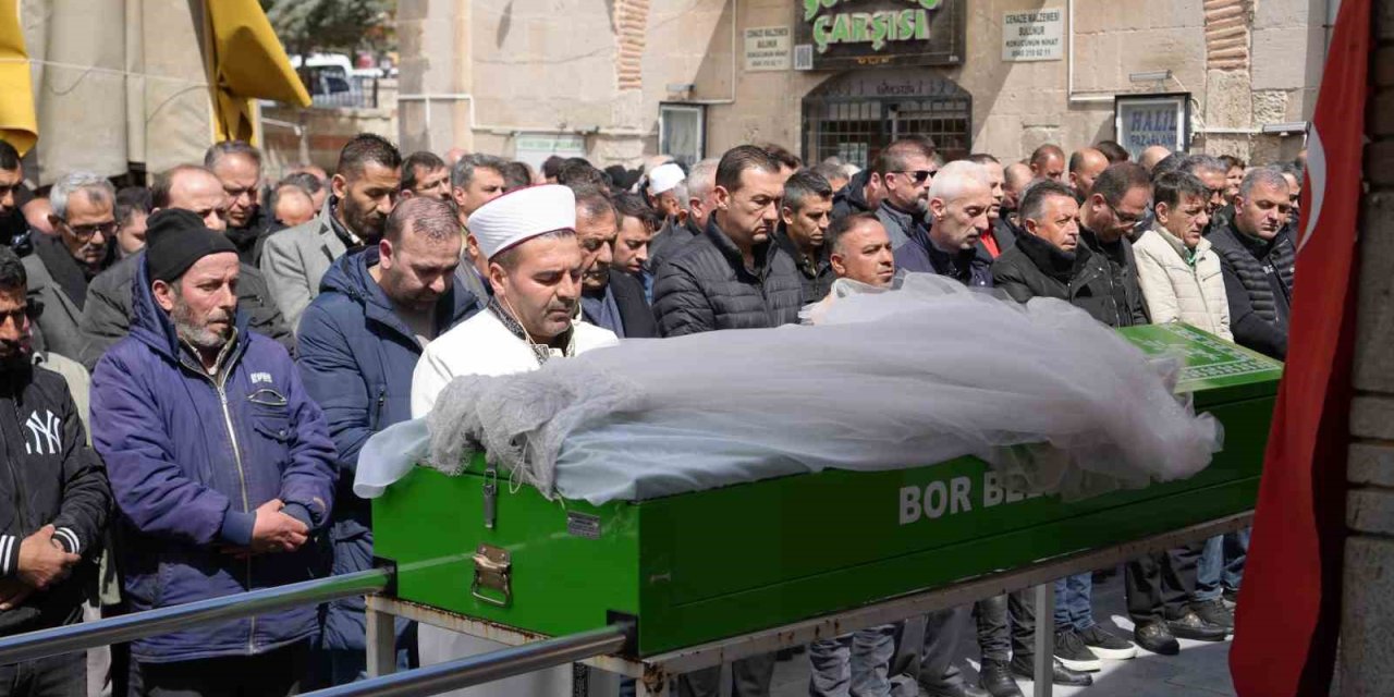 Eşi Tarafından Bıçaklanan 3 Çocuk Annesi Kadın Son Yolculuğuna Uğurlandı