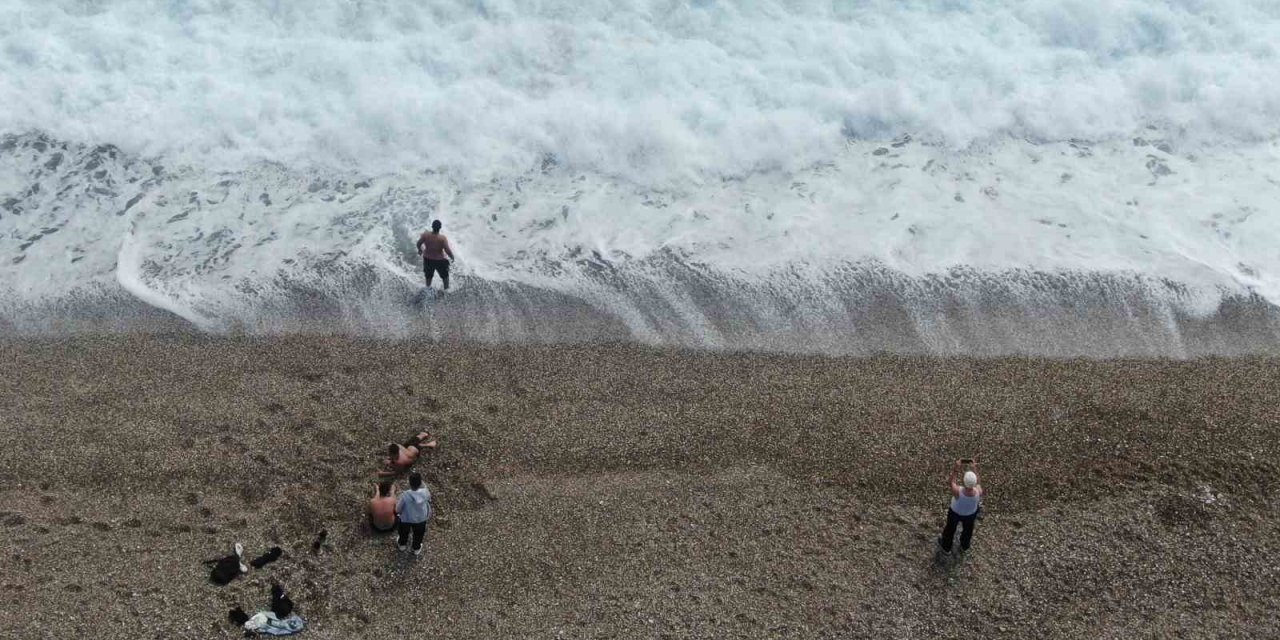 Antalya’nın Yüksek Kesimlerinde Karla Mücadele, Sahilinde Deniz Keyfi
