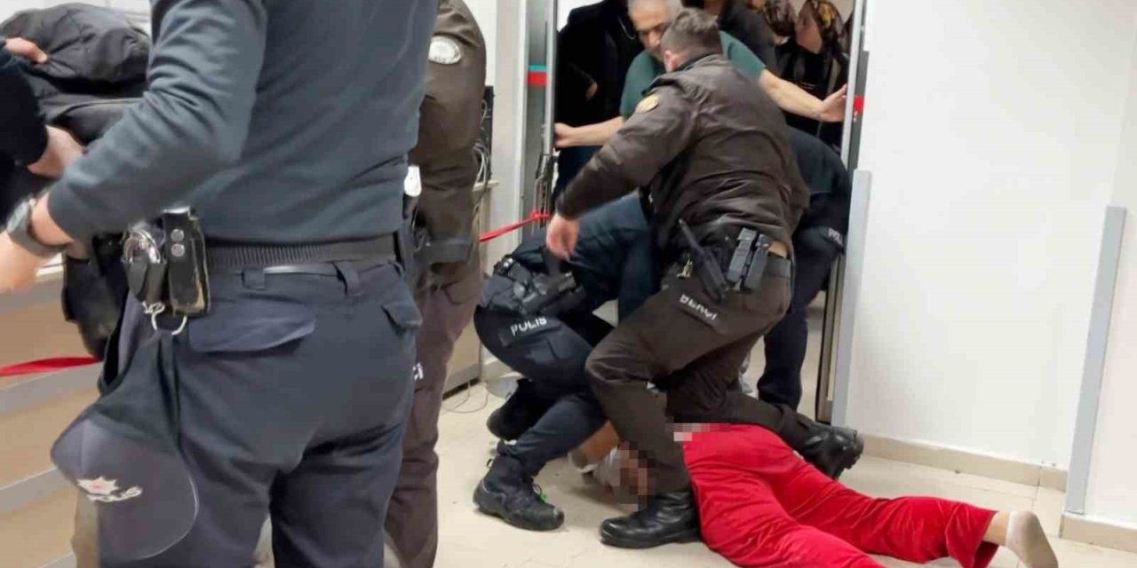 Oğul Annesinin Sevgilisini Bıçakladı, Anne İse Polis Memurunu Tokatladı