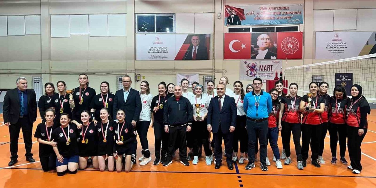 Anamur’da Kadınlar Günü Voleybol Turnuvası Tamamlandı