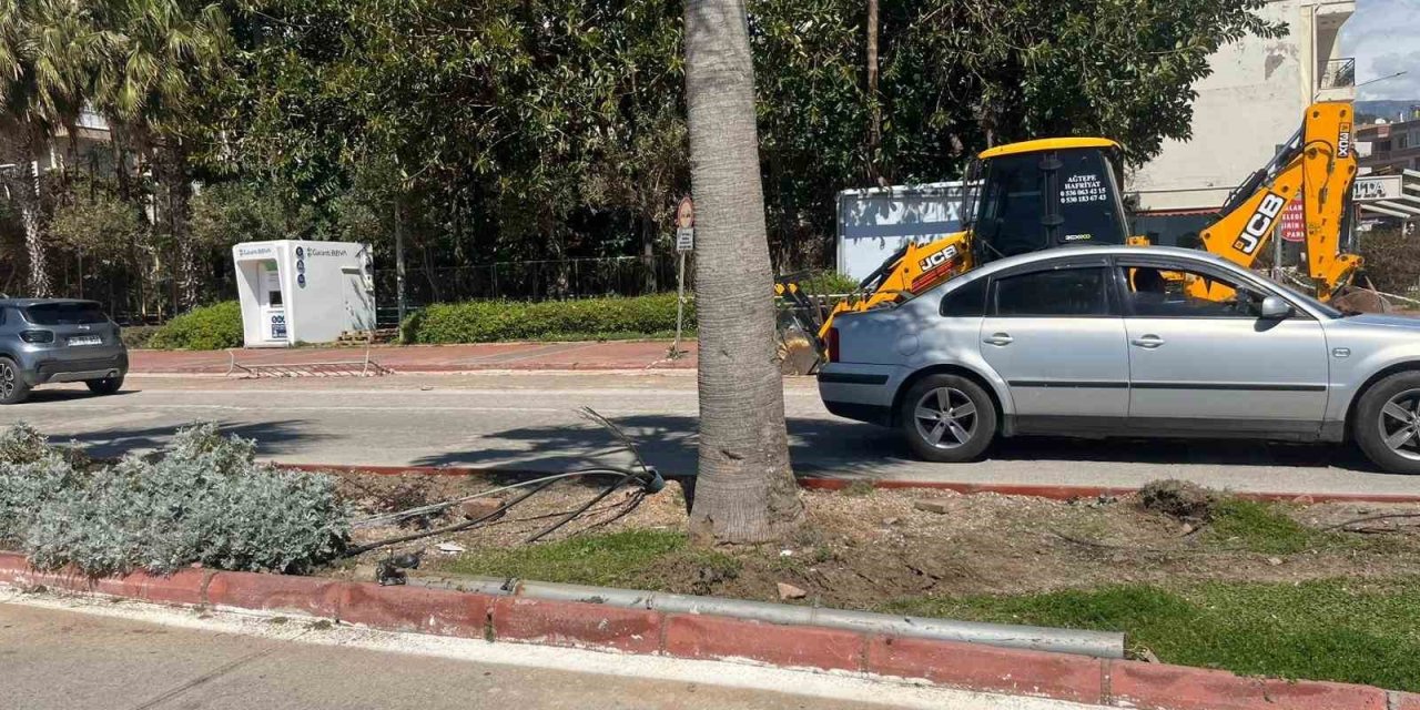 Antalya’da Otomobil Elektrik Direğine Çarptı: 2 Yaralı