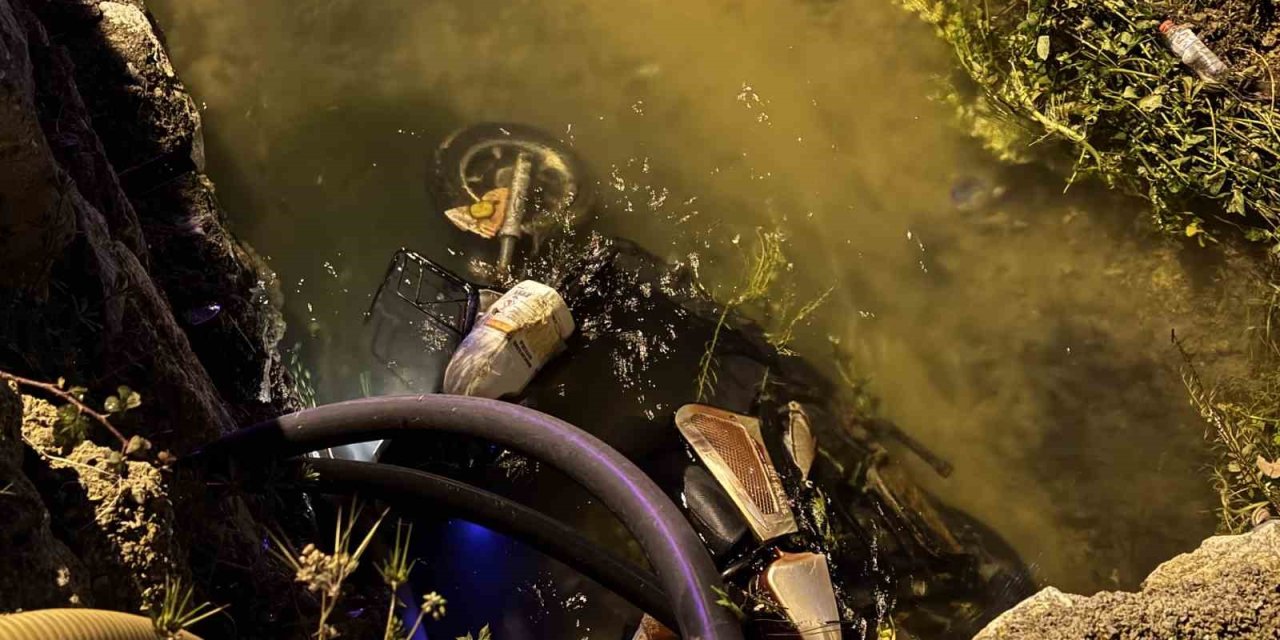 Otomobilin Çarptığı Elektrikli Bisiklet Kanala Düştü: 1 Ölü, 1 Yaralı